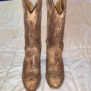Corral cross/wing boots